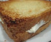 Sandwich caliente de queso crema